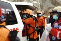 BNPB kembali menemukan dua jenazah baru yang berhasil dievakuasi di tambang batu Gunung Kuda Cirebon. (facebook/Badan Nasional Penanggulangan Bencana)