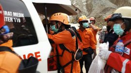 BNPB kembali menemukan dua jenazah baru yang berhasil dievakuasi di tambang batu Gunung Kuda Cirebon. (facebook/Badan Nasional Penanggulangan Bencana)