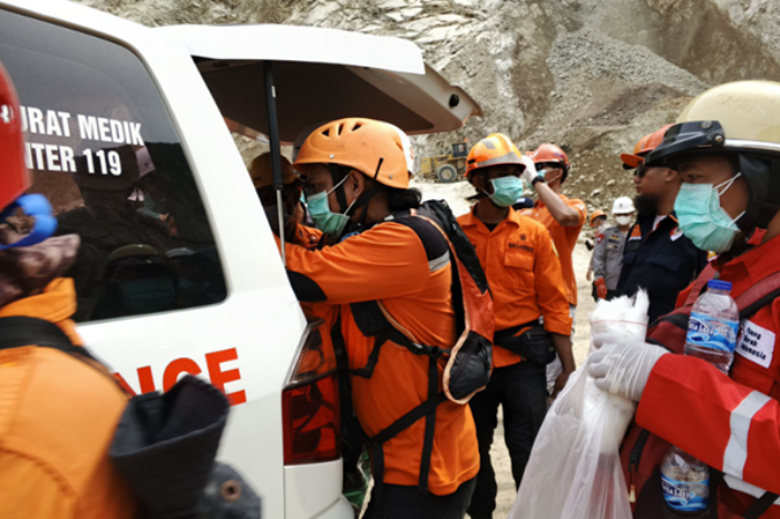 BNPB kembali menemukan dua jenazah baru yang berhasil dievakuasi di tambang batu Gunung Kuda Cirebon. (facebook/Badan Nasional Penanggulangan Bencana)