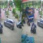 Tangkapan layar sebuah truk menyenggol sepeda motor di SPBU di kawasan Harapan Indah. (instagram/jabodetabek24info)