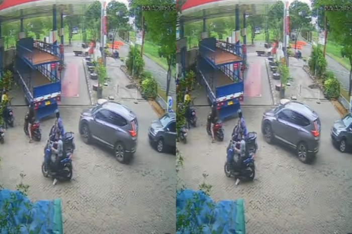Tangkapan layar sebuah truk menyenggol sepeda motor di SPBU di kawasan Harapan Indah. (instagram/jabodetabek24info)