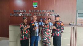 Foto: Ketua Markas Cabang (KAMACAB) Laskar Merah Putih (LMP) Kabupaten Tangerang, Suprianto (kedua dari kiri), bersama jajaran pengurus yaitu Ketua Harian-2 Nursadi, OKK Robah Harto AR, Panglima Epis, dan Komandan Densus Ali Anwar, saat menyerahkan dokumen laporan resmi kepada Kesbangpol Kabupaten Tangerang di Gedung Pemda Tigaraksa. (Dok. Istimewa) 