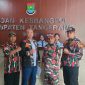 Foto: Ketua Markas Cabang (KAMACAB) Laskar Merah Putih (LMP) Kabupaten Tangerang, Suprianto (kedua dari kiri), bersama jajaran pengurus yaitu Ketua Harian-2 Nursadi, OKK Robah Harto AR, Panglima Epis, dan Komandan Densus Ali Anwar, saat menyerahkan dokumen laporan resmi kepada Kesbangpol Kabupaten Tangerang di Gedung Pemda Tigaraksa. (Dok. Istimewa) 
