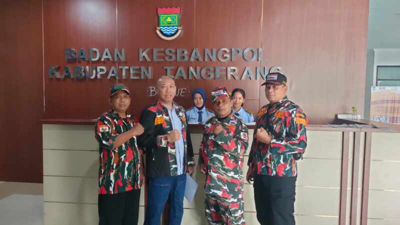 Foto: Ketua Markas Cabang (KAMACAB) Laskar Merah Putih (LMP) Kabupaten Tangerang, Suprianto (kedua dari kiri), bersama jajaran pengurus yaitu Ketua Harian-2 Nursadi, OKK Robah Harto AR, Panglima Epis, dan Komandan Densus Ali Anwar, saat menyerahkan dokumen laporan resmi kepada Kesbangpol Kabupaten Tangerang di Gedung Pemda Tigaraksa. (Dok. Istimewa) 