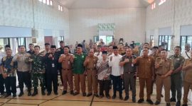 Foto: Sejumlah unsur Forkopimcam Kemiri, perwakilan TNI-Polri, tokoh masyarakat, dan sebagian kepala desa menghadiri rapat persiapan HUT RI ke-80 tingkat Kecamatan Kemiri di aula kantor kecamatan. (Dok. MCCK) 