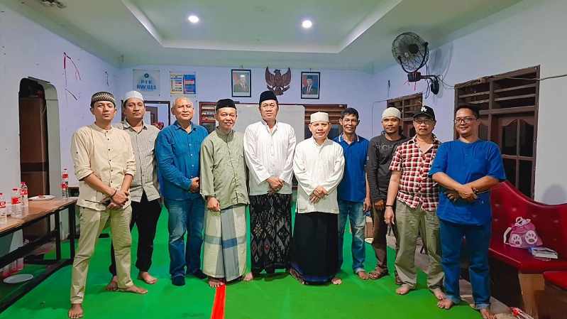 Foto: Ketua Pendekar Banten Korcam Kemiri Kusnadi Bokir bersama Ketua RW 11 Muara Angke H. Castam dan para tokoh masyarakat saat acara santunan anak yatim di Sekretariat RW 11, Muara Angke, Jakarta Utara. (Dok. PB Korcam Kemiri) 