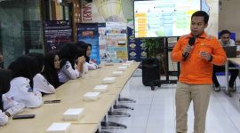 Foto: Danang Surya Kusuma, Asman Rendal Operasi PLN Indonesia Power UBP Lontar, memberikan pemaparan materi kelistrikan kepada siswa SMK Mutiara Bangsa Kemiri dalam program edukatif. (Dok. MCCK Kemiri). 