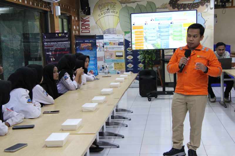 Foto: Danang Surya Kusuma, Asman Rendal Operasi PLN Indonesia Power UBP Lontar, memberikan pemaparan materi kelistrikan kepada siswa SMK Mutiara Bangsa Kemiri dalam program edukatif. (Dok. MCCK Kemiri). 