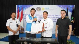 Foto: Senior Manager UBP Lontar Ria Indrawan bersama Kepala Lapas Kelas 1 Tangerang Beni Hidayat meninjau langsung proses produksi paving block berbahan FABA oleh warga binaan di workshop Jawara Beton. (Dok. MCCK Kemiri) 