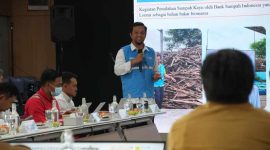 Perwakilan PLN Indonesia Power UBP Lontar memaparkan program kerja sama pemilahan sampah kayu Muara Sungai Cisadane (Dok. MCCK Kemiri). 