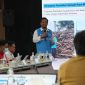 Perwakilan PLN Indonesia Power UBP Lontar memaparkan program kerja sama pemilahan sampah kayu Muara Sungai Cisadane (Dok. MCCK Kemiri). 