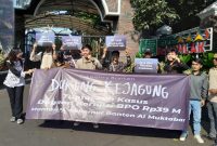 Pegiat anti korupsi yang tergabung dalam Citizenry Banten saat menggelar aksi simpatik Didepan Gedung Kejaksaan Agung RI Menuntut Tuntaskan Kasus Dugaan Korupsi BPO Rp39 Milyar oleh Mantan Pj Gubernur Banten Al Muktabar. Foto: ist