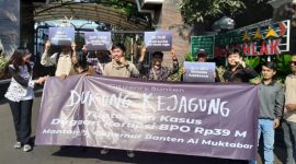 Pegiat anti korupsi yang tergabung dalam Citizenry Banten saat menggelar aksi simpatik Didepan Gedung Kejaksaan Agung RI Menuntut Tuntaskan Kasus Dugaan Korupsi BPO Rp39 Milyar oleh Mantan Pj Gubernur Banten Al Muktabar. Foto: ist