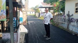 Foto: Kepala Desa Patra Manggala, Jayadi, saat meninjau langsung proses pengerjaan jalan hotmix swakelola desa di wilayahnya. (Dok. Ahmad/Metrosiar) 