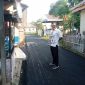 Foto: Kepala Desa Patra Manggala, Jayadi, saat meninjau langsung proses pengerjaan jalan hotmix swakelola desa di wilayahnya. (Dok. Ahmad/Metrosiar) 