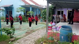 Ibu-ibu PKK Desa Kemiri mengikuti senam sehat rutin yang dilaksanakan di halaman Rumah Kades sebagai bagian dari program peningkatan kesehatan masyarakat. (Dok. Ahmad/Metrosiar) 
