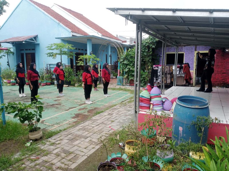 Ibu-ibu PKK Desa Kemiri mengikuti senam sehat rutin yang dilaksanakan di halaman Rumah Kades sebagai bagian dari program peningkatan kesehatan masyarakat. (Dok. Ahmad/Metrosiar) 