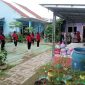 Ibu-ibu PKK Desa Kemiri mengikuti senam sehat rutin yang dilaksanakan di halaman Rumah Kades sebagai bagian dari program peningkatan kesehatan masyarakat. (Dok. Ahmad/Metrosiar) 