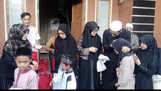 Foto: H. Endang Suryana bersama Hj. Jubaedah menyerahkan santunan secara simbolis kepada anak yatim dalam peringatan Lebaran Yatim. (Dok. Ahmad/Metrosiar) 