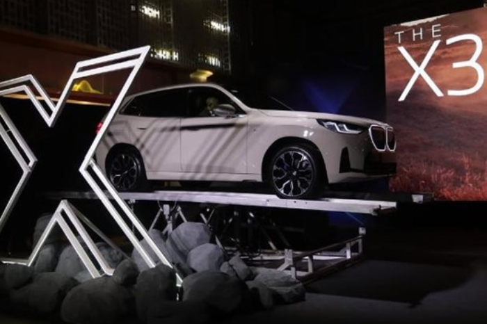BMW X3 dinobatkan sebagai SUV terfavorit GIIAS 2025, tampil mewah dan modern meski menuai kritik soal suspensi dan desain minim inovasi. (Instagram.com/@bmw_indonesia)