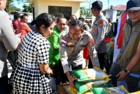 Beras murah dari Gerakan Pangan Murah Polri hadir di NTT, membawa senyum, kebersamaan, dan dukungan untuk ketahanan pangan. (Tribratanews NTT)