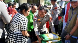 Beras murah dari Gerakan Pangan Murah Polri hadir di NTT, membawa senyum, kebersamaan, dan dukungan untuk ketahanan pangan. (Tribratanews NTT)