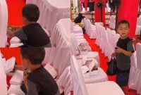 Bocah memungut sisa kue dari kotak para tamu undangan di HUT ke-80 RI. (Kolase: TikTok @kabarjalanan.id)