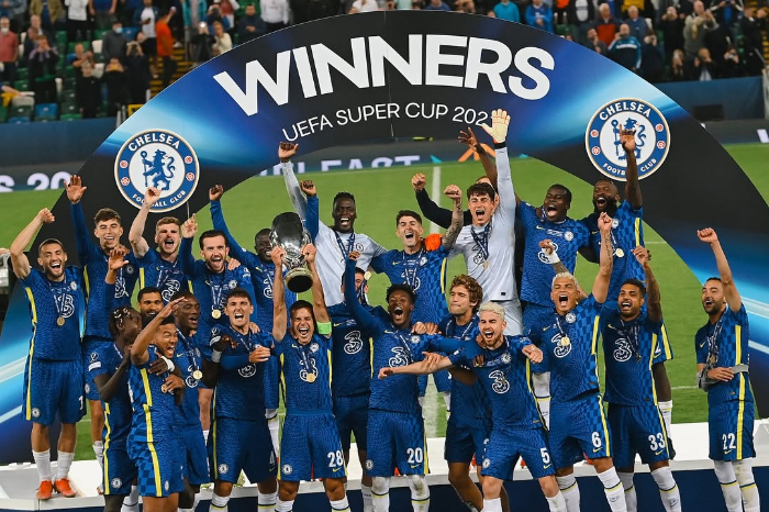 Chelsea bangkit bersama Enzo Maresca. Dari awal musim yang tak menentu, The Blues menutup 2024/2025 dengan finis empat besar, juara Conference League, dan menaklukkan PSG di Piala Dunia Antarklub.