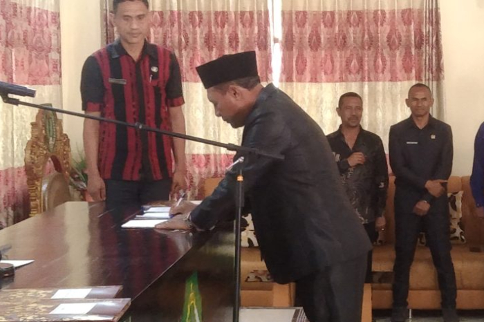 Penandatanganan Berita Acara Pelantikan oleh Dirut Perumda Air Minum Kabupaten Ngada yang baru, Eduardus Sugi.