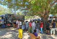 Ditpolairud Polda NTT gelar Gerakan Pangan Murah di Desa Bolok, Kupang Barat. Sebanyak 2 ton beras berkualitas habis terjual kepada 162 warga dengan harga terjangkau. (DOK. Tribratanewsntt)