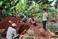 Foto ilustrasi - Kepala Desa Kemiri, Suhud, melayat ke rumah duka salah satu warganya Almarhum Taih yang meninggal dunia pada Senin malam (4/8/25). (Istimewa)