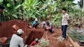 Foto ilustrasi - Kepala Desa Kemiri, Suhud, melayat ke rumah duka salah satu warganya Almarhum Taih yang meninggal dunia pada Senin malam (4/8/25). (Istimewa)