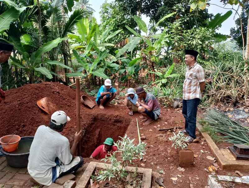 Foto ilustrasi - Kepala Desa Kemiri, Suhud, melayat ke rumah duka salah satu warganya Almarhum Taih yang meninggal dunia pada Senin malam (4/8/25). (Istimewa)