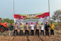 Camat Kemiri dukung tanam jagung serentak di Desa Kemiri, wujud sinergi Polri dan petani perkuat ketahanan pangan nasional. (Istimewa)