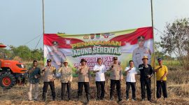 Camat Kemiri dukung tanam jagung serentak di Desa Kemiri, wujud sinergi Polri dan petani perkuat ketahanan pangan nasional. (Istimewa)