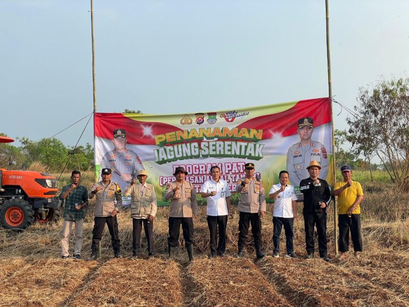 Camat Kemiri dukung tanam jagung serentak di Desa Kemiri, wujud sinergi Polri dan petani perkuat ketahanan pangan nasional. (Istimewa)