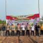 Camat Kemiri dukung tanam jagung serentak di Desa Kemiri, wujud sinergi Polri dan petani perkuat ketahanan pangan nasional. (Istimewa)