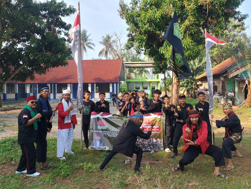Ilustrasi – Pendekar Banten Korcam Kemiri berkolaborasi dengan Padepokan Pencak Silat Macan Putih Kemiri, menerjunkan ratusan anggotanya untuk ikut serta dalam kegiatan upacara detik-detik Proklamasi ke-80 yang di gelar di Stadion Mini Kecamatan Kemiri, Minggu (17/08/25). (Foto: Rizky/Metrosiar)