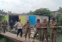 Aparat gabungan tertibkan bangunan liar di bantaran Kali Teluk Jakarta, Pasar Kemis, Tangerang, yang disinyalir jadi tempat prostitusi. (Alexander Salembun)