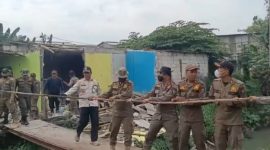 Aparat gabungan tertibkan bangunan liar di bantaran Kali Teluk Jakarta, Pasar Kemis, Tangerang, yang disinyalir jadi tempat prostitusi. (Alexander Salembun)
