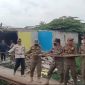 Aparat gabungan tertibkan bangunan liar di bantaran Kali Teluk Jakarta, Pasar Kemis, Tangerang, yang disinyalir jadi tempat prostitusi. (Alexander Salembun)