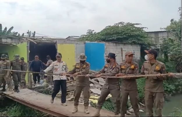 Aparat gabungan tertibkan bangunan liar di bantaran Kali Teluk Jakarta, Pasar Kemis, Tangerang, yang disinyalir jadi tempat prostitusi. (Alexander Salembun)