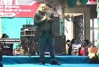 Ketua RW 009 Aswandi J Pohan, SH. MH memberikan sambutan di malam puncak HUT RI yang ke 80 (Dok. Metrosiar)