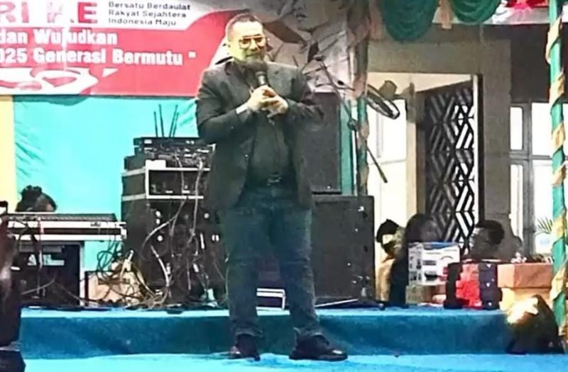Ketua RW 009 Aswandi J Pohan, SH. MH memberikan sambutan di malam puncak HUT RI yang ke 80 (Dok. Metrosiar)