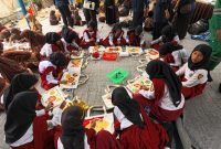 Bersamaan dengan kegiatan peresmian Gedung Sekolah MI Al-Husna Desa Lontar, UBP Banten 3 Lontar melibatkan kelompok batik Nol Satu Tangerang (NOSATA) dalam kegiatan kreatif membatik bersama para siswa. (Dok. Humas PLTU)