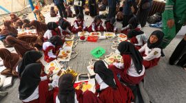 Bersamaan dengan kegiatan peresmian Gedung Sekolah MI Al-Husna Desa Lontar, UBP Banten 3 Lontar melibatkan kelompok batik Nol Satu Tangerang (NOSATA) dalam kegiatan kreatif membatik bersama para siswa. (Dok. Humas PLTU)
