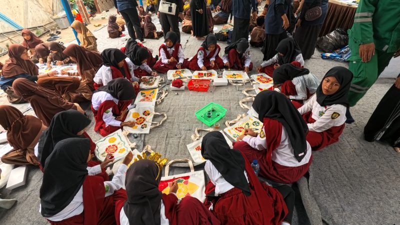 Bersamaan dengan kegiatan peresmian Gedung Sekolah MI Al-Husna Desa Lontar, UBP Banten 3 Lontar melibatkan kelompok batik Nol Satu Tangerang (NOSATA) dalam kegiatan kreatif membatik bersama para siswa. (Dok. Humas PLTU)