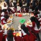 Bersamaan dengan kegiatan peresmian Gedung Sekolah MI Al-Husna Desa Lontar, UBP Banten 3 Lontar melibatkan kelompok batik Nol Satu Tangerang (NOSATA) dalam kegiatan kreatif membatik bersama para siswa. (Dok. Humas PLTU)