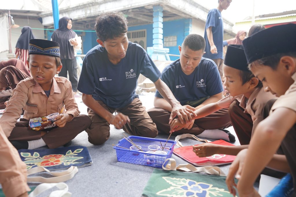 Bersamaan dengan kegiatan peresmian Gedung Sekolah MI Al-Husna Desa Lontar, UBP Banten 3 Lontar melibatkan kelompok batik Nol Satu Tangerang (NOSATA) dalam kegiatan kreatif membatik bersama para siswa