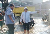 Camat Pasar Kemis H. Nurhanudin meninjau lokasi genangan air pasca hujan deras yang terjadi Jumat, 29 Agustus 2025 malam. (Dok. Metrosiar)